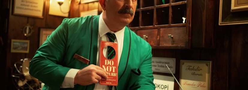 Cem Yılmaz “Do Not Disturb” Filminin Yapay Zekaya Yaptırdığı Story Boardlarını Paylaştı